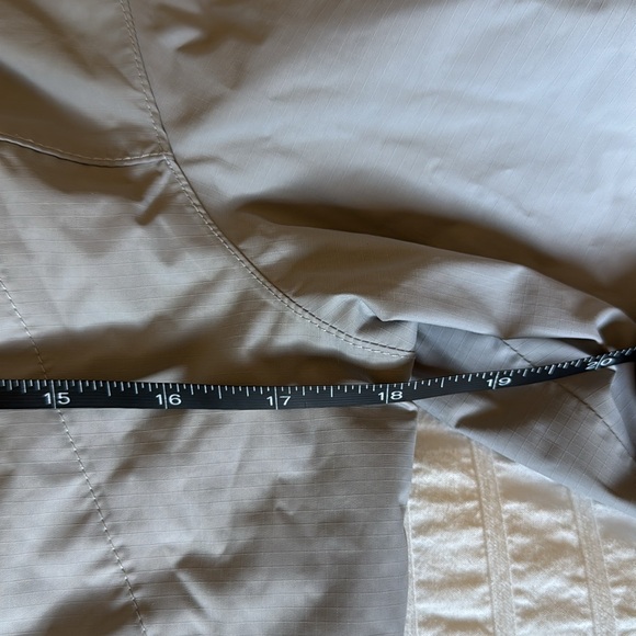The North Face rain jacket size small, never worn - Picture 8 of 10